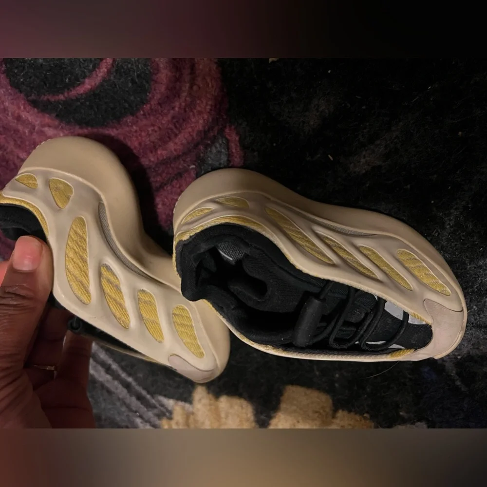 Yeezy’s 350 size 7c - Picture 4 of 4